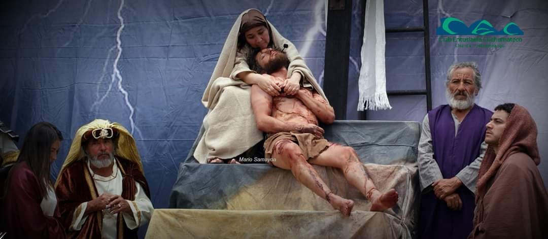 María sosteniendo a Jesús después de descenderlo de la cruz.