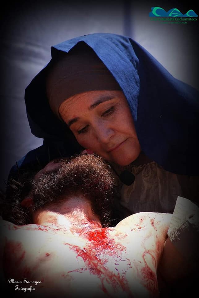 María consolando a su hijo muerto.