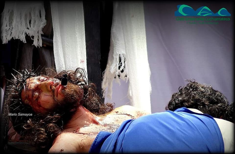 Bajando a Jesús de la Cruz.