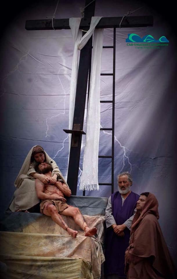 María sosteniendo a Jesús después de descenderlo de la cruz.