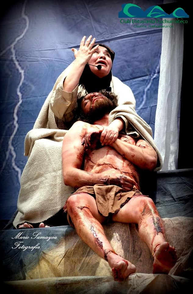 María consolando a su hijo muerto.