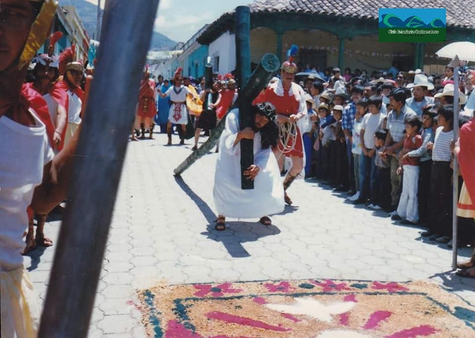 Jesús cargando la cruz.
