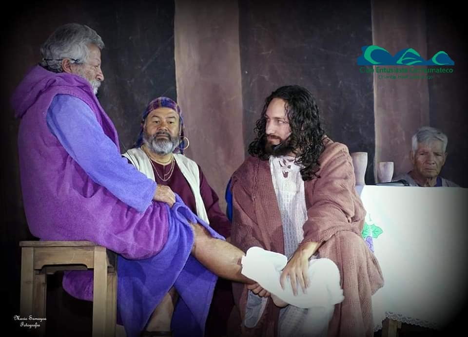 Jesús lavando los pies de un discípulo.