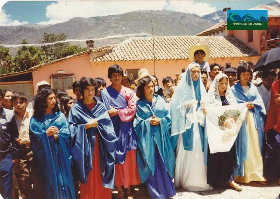 María y discípulos acompañando a Jesús en el viaje al Calvario.