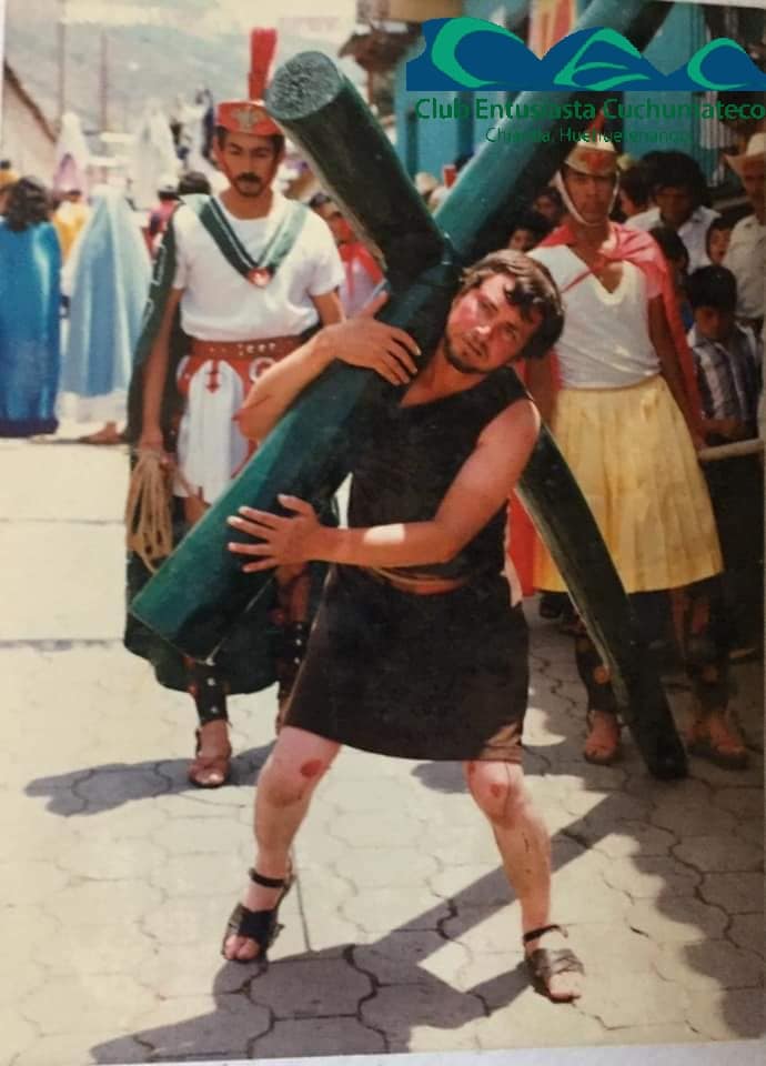Gestas llevando su cruz.