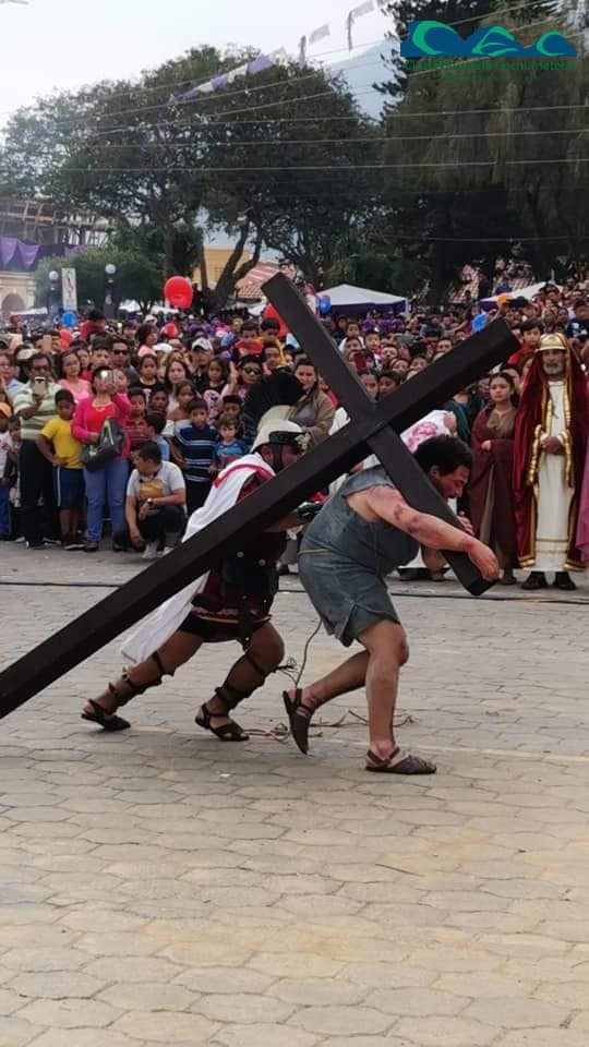 Dimas llevando su cruz.