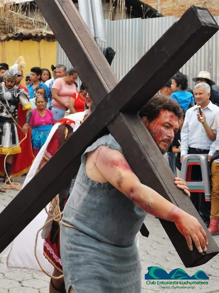 Dimas llevando su cruz.